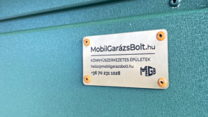 3,5x7m-es prémium mobilgarázs nyeregtetővel (1m-es előtetővel), zöld színben, kétszárnyú kapuval, ablakokkal, ereszcsatornával, szegélyezéssel