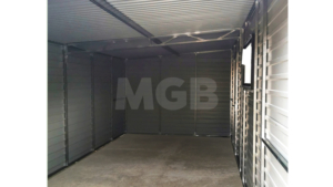 3×6m große Premium-Mobilgarage mit nach links geneigtem Pultdach, Garagentor und Seitentür in Goldeiche, anthrazitgrauen Wänden und Dach, einem Fenster und Verkleidungen