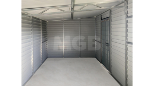 3×6m große Premium-Mobilgarage mit nach links geneigtem Pultdach, Garagentor und Seitentür in Goldeiche, anthrazitgrauen Wänden und Dach, einem Fenster und Verkleidungen