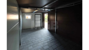 9×5.8m DELUX insulated mobile garage with gable roof, dark walnut walls, anthracite gray sectional door and door, 2 windows, 3 ventilation grilles, internal partition wall, internal door opening, trim, gutter, and anthracite gray tile-effect sheet roof covering