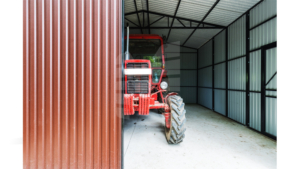 6x6m-es műhely nyeregtetővel (falmagasság: 3,2m oldalfal, 3,8m nyereg), csokoládébarna falakkal, tetővel és 3x4m-es kétszárnyú kapuval, szegélyekkel, horganyzott vázszerkezettel, függőleges lemezborítással