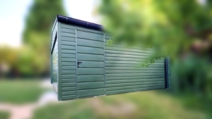5×5m große Delux-Mobilgarage mit Satteldach, in Dunkelgrün, mit Sektionaltor, Seitentür, Dachrinne, Verkleidungen, verzinkter Rahmenkonstruktion und horizontaler Blechverkleidung