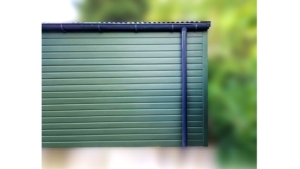 5×5m große Delux-Mobilgarage mit Satteldach, in Dunkelgrün, mit Sektionaltor, Seitentür, Dachrinne, Verkleidungen, verzinkter Rahmenkonstruktion und horizontaler Blechverkleidung