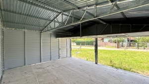 6x5m-es delux mobilgarázs nyeregtetővel, +20cm-es emeléssel, antracitszürke falakkal, tetővel, sötét diófa billenőkapukkal, ajtóval, szegélyekkel, horganyzott vázszerkezettel, vízszintes lemezeléssel