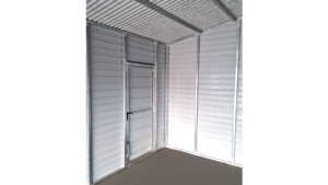 5x7m-es delux mobilgarázs nyeregtetővel, +44cm emeléssel, antracitszürke falakkal, tetővel, világos aranytölgy szekcionált kapuval, ajtóval, 2db ablakkal, szegélyekkel, ereszcsatornával, szellőzőráccsal, horganyzott vázszerkezettel, vízszintes lemezeléssel
